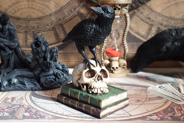 レイヴン オン スケルトンスカルスタチュー(像) Quoth the Raven Figure