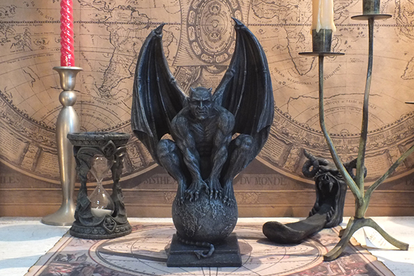 デビルホーンガーゴイル オン グローブ スタチュー  Devil Horned Gargoyle on Globe Statue