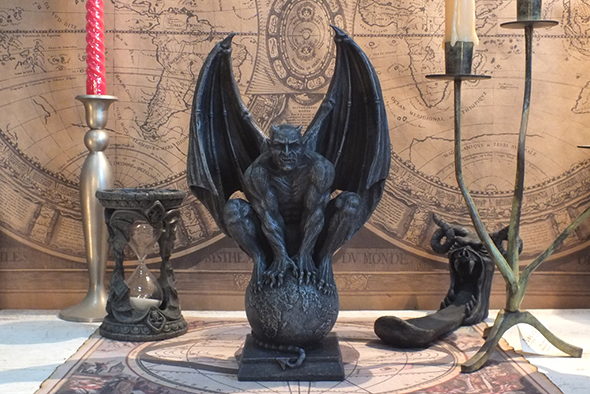 デビルホーンガーゴイル オン グローブ スタチュー Devil Horned Gargoyle on Globe Statue