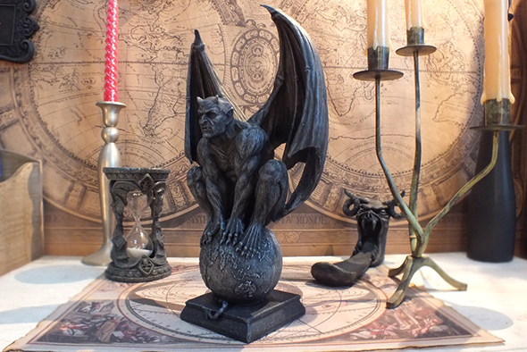 デビルホーンガーゴイル オン グローブ スタチュー  Devil Horned Gargoyle on Globe Statue