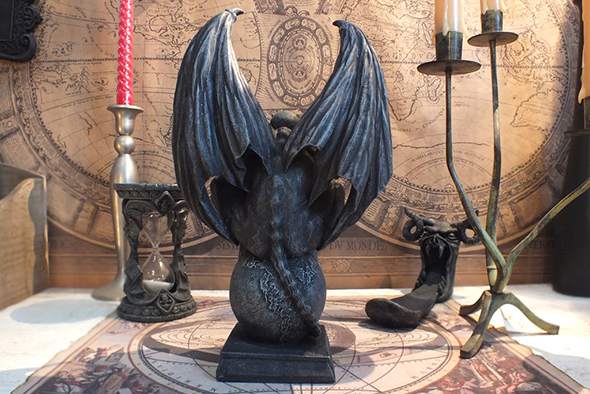 デビルホーンガーゴイル オン グローブ スタチュー  Devil Horned Gargoyle on Globe Statue