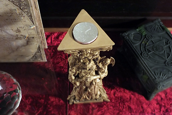 マザーメイデントリプル女神キャンドルホルダー アイボリー Triple Goddess Mother,Maiden,Crone Candle Holder IV