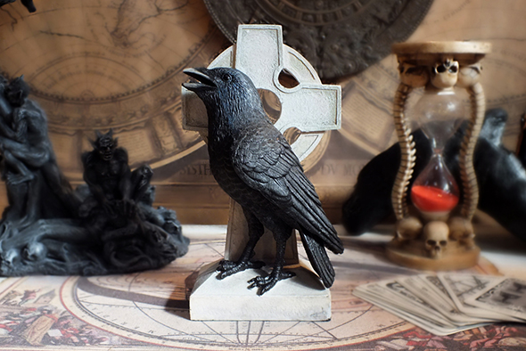 レイヴン オン クロス(十字架) スタチュー(像)Raven on Cross Statue