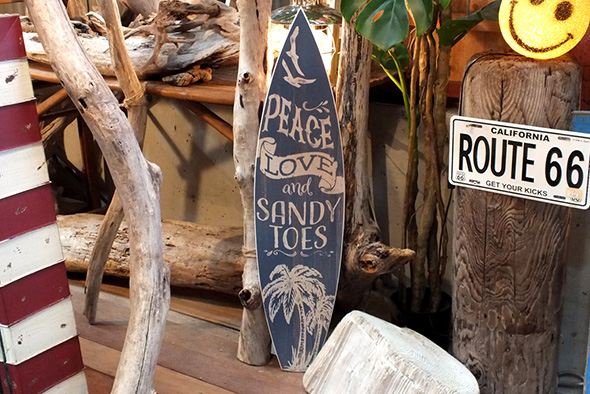 サーフボード型ウッドプラーク PEACE LOVE and SANDY TOES(縦型木製看板)91.5cm
