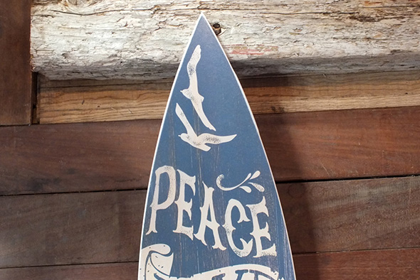 サーフボード型ウッドプラーク PEACE LOVE and SANDY TOES（縦型木製看板）91.5cm