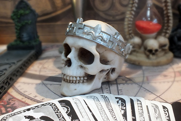 クラウンドスカルヘッド Crowned Skull Head