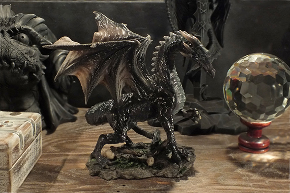 ミディアム ブラックミッドナイトドラゴン フィギュア Medium Black Midnight Dragon Figurine