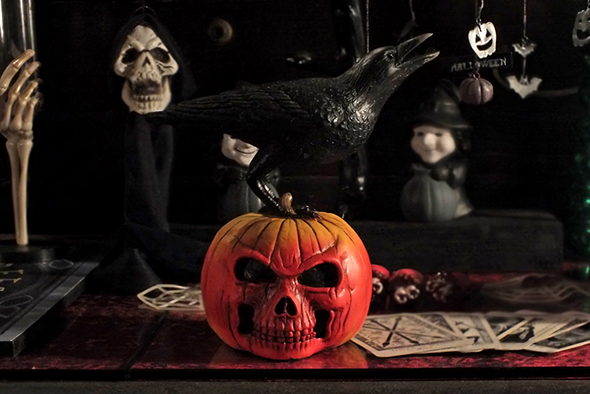 レイヴン オン パンプキンスタチュー Raven on Pumpkin Statue