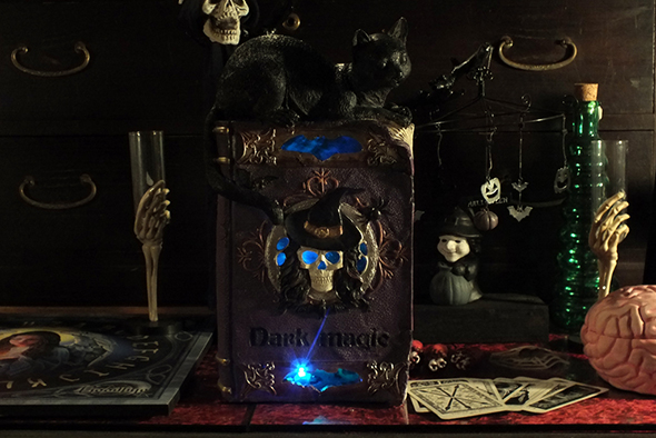 呪文（魔法書）スペルブック マジック（黒猫と魔女）LEDライトアップデコ  Spell Book of Magic LED Lights-up Blackcat＆witch 