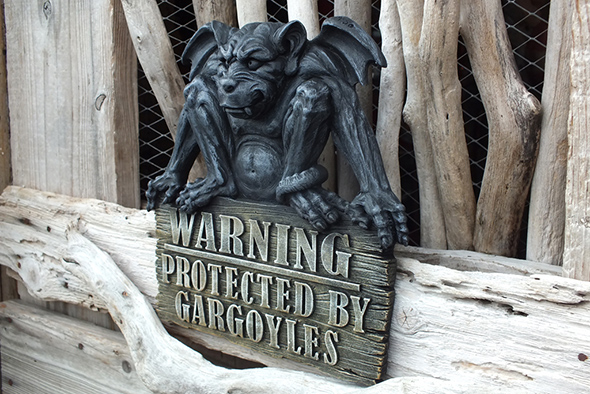 ガーゴイル 警告サイン ハンギングプラーク Gargoyle Warning Plaque Protected by Gargoyles