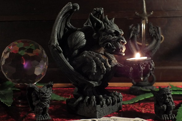 ガーゴイルキャンドルホルダー スタチュー(像) Gargoyle Clutching Candle Holder Statue   