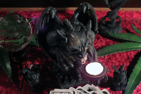 ガーゴイルキャンドルホルダー スタチュー(像) Gargoyle Clutching Candle Holder Statue   