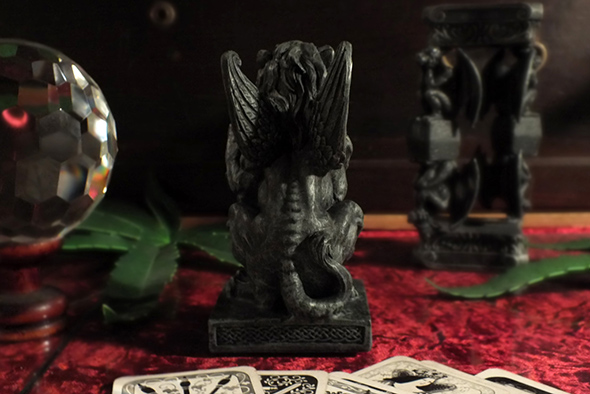 ライオンガーゴイル フィギュア ウィズソード ゴシックスタチュー(像)  Lion Gargoyle with Sword Figurine Gothic Statue