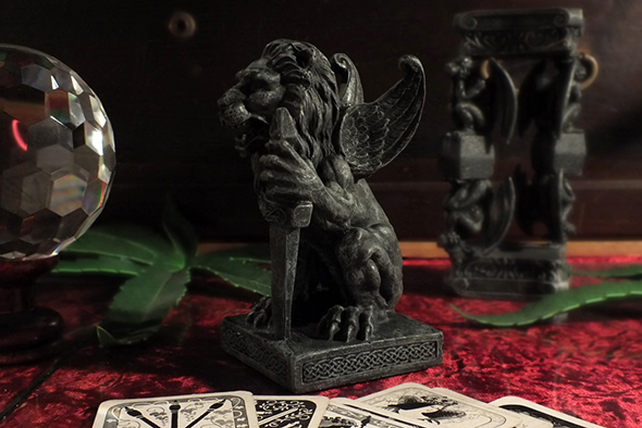 ライオンガーゴイル フィギュア ウィズソード ゴシックスタチュー(像)  Lion Gargoyle with Sword Figurine Gothic Statue