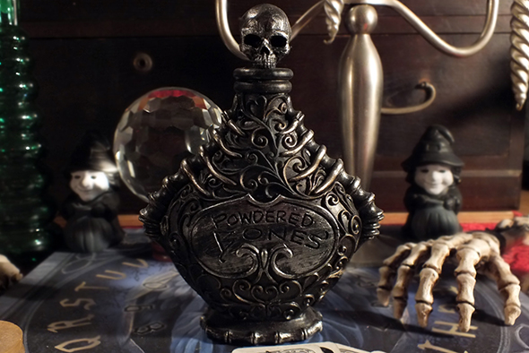 ゴシックスカルパウダーボーン ポイズンボトル(毒瓶)装飾オブジェ
Gothic Skull Powdered Bones Poison Bottle