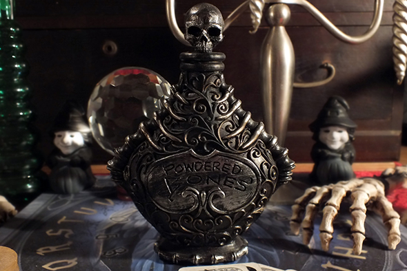 ゴシックスカルパウダーボーン ポイズンボトル(毒瓶)装飾オブジェ
Gothic Skull Powdered Bones Poison Bottle