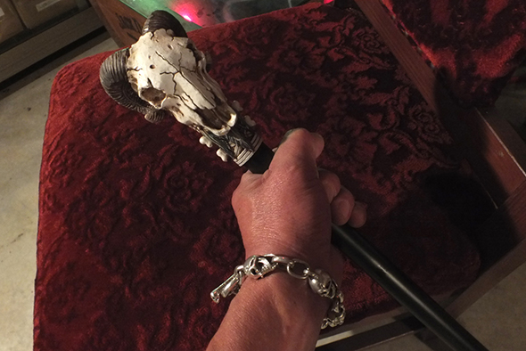 ネイティブアメリカン ラムホーンスカル ウォーキングステッキ
Native Ram Horned Skull Walking Cane
