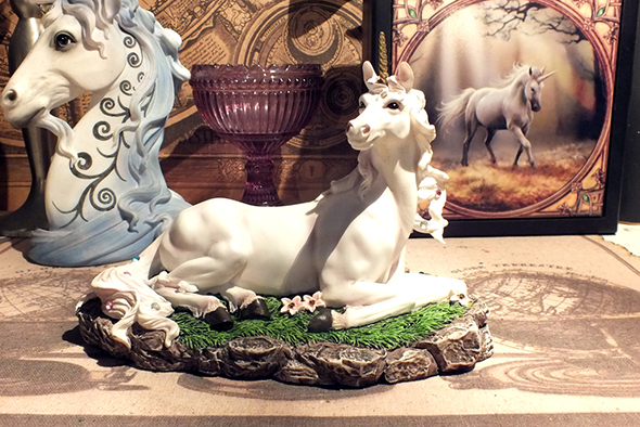 ホワイトユニコーン像 ファンタジーフィギュア White Magical Unicorn Statue Figurine with Flowers 
