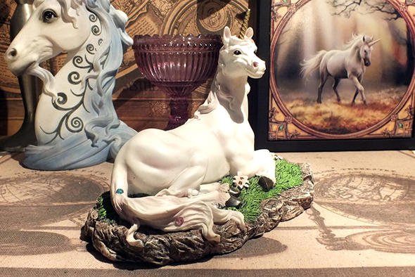 ホワイトユニコーン像 ファンタジーフィギュア White Magical Unicorn Statue Figurine with Flowers 
