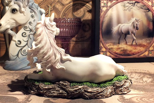 ホワイトユニコーン像 ファンタジーフィギュア White Magical Unicorn Statue Figurine with Flowers 
