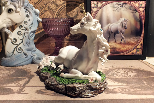 ホワイトユニコーン像 ファンタジーフィギュア White Magical Unicorn Statue Figurine with Flowers 
