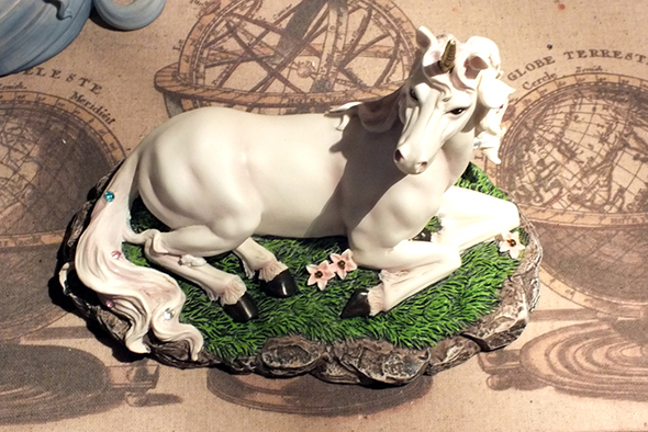 ホワイトユニコーン像 ファンタジーフィギュア White Magical Unicorn Statue Figurine with Flowers 
