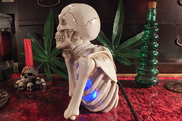 頬杖をつくスカルオブジェ LEDライト付 Be shy Skull led illumination Light object