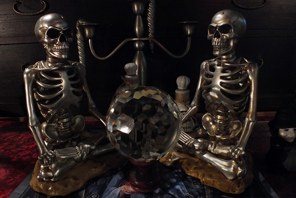 瞑想するメタリックドクロ・スカルオブジェ LEDライト付 Meditation Metallic Skull led illumination Light object
